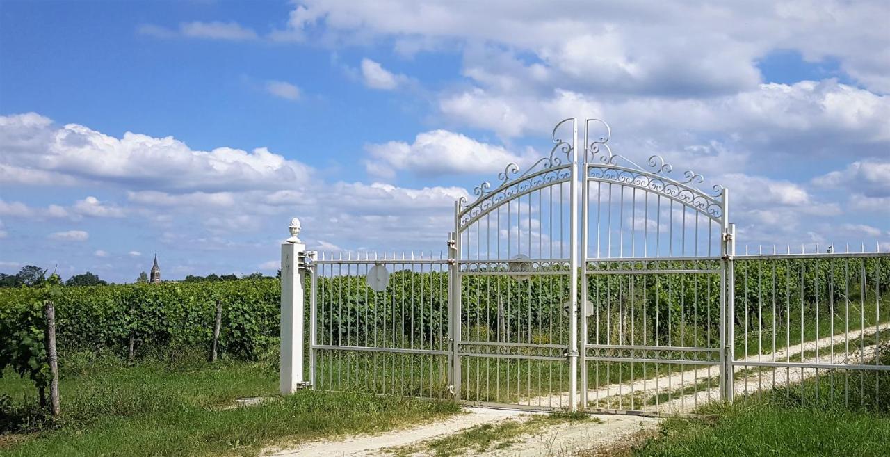 Chateau Le Truch Montussan Esterno foto